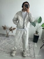 Мужской Серый Спортивный Костюм Плащевка на Молнии и Зятяжках - Свободного Кроя с Белыми Лампасами