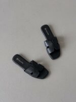 Женские Летние Кожаные Черные Шлепанцы на Плоской Подошве с Фигурным Верхом и Вырезами