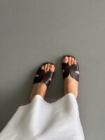 Женские Летние Кожаные Шоколадные Шлепанцы на Плоской Подошве с Фигурным Верхом и Вырезами