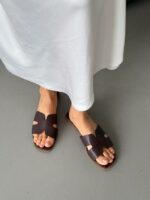 Женские Летние Кожаные Шоколадные Шлепанцы на Плоской Подошве с Фигурным Верхом и Вырезами