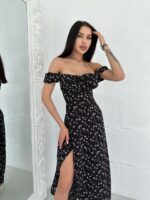 Женское Летнее Черное Платье Миди в Цветочный Принт с Открытыми Плечами и Разрезом на Ноге