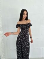 Женское Летнее Черное Платье Миди в Цветочный Принт с Открытыми Плечами и Разрезом на Ноге