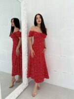 Женское Летнее Красное Платье Миди в Цветочный Принт с Открытыми Плечами и Разрезом на Ноге