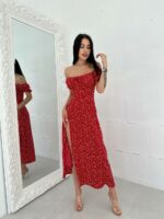 Женское Летнее Красное Платье Миди в Цветочный Принт с Открытыми Плечами и Разрезом на Ноге