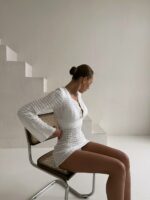 Женское Пляжное Белое Платье Мини - Вязаное Ажурное с Рукавами Клеш и Деревянными Деталями на Декольте