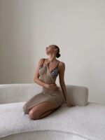 Женское Длинное Пляжное Платье Мокко с Завязкой на Шее и Разрезом Сбоку