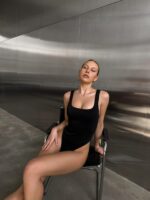 Женский Сдельный Фактурный Черный Купальник с Вырезом на Спине