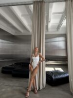 Женский Сдельный Фактурный Белый Купальник с Вырезом на Спине