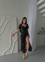Женское Длинное Летнее Черное Платье в Белый Цветочек с Фигурным Вырезом Декольте