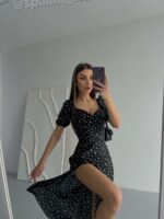 Женское Длинное Летнее Черное Платье в Белый Цветочек с Фигурным Вырезом Декольте
