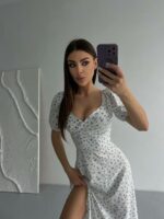 Женское Длинное Летнее Белое Платье в Голубой Цветочек с Фигурным Вырезом Декольте