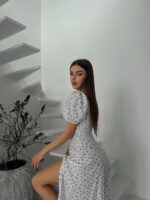 Женское Длинное Летнее Белое Платье в Голубой Цветочек с Фигурным Вырезом Декольте