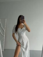 Женское Длинное Летнее Белое Платье в Голубой Цветочек с Фигурным Вырезом Декольте