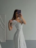 Женское Длинное Летнее Белое Платье в Голубой Цветочек с Фигурным Вырезом Декольте