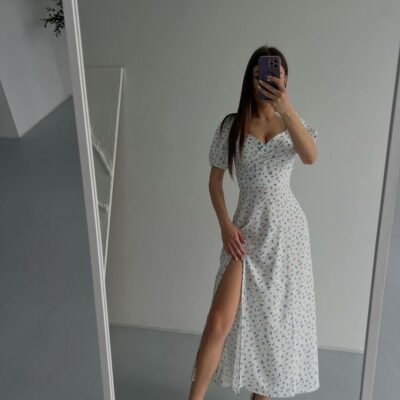 Женское Длинное Летнее Белое Платье в Голубой Цветочек с Фигурным Вырезом Декольте