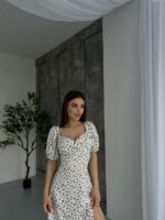 Женское Длинное Летнее Белое Платье в Черный Цветочек с Фигурным Вырезом Декольте