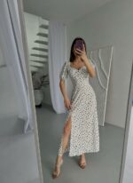 Женское Длинное Летнее Белое Платье в Черный Цветочек с Фигурным Вырезом Декольте