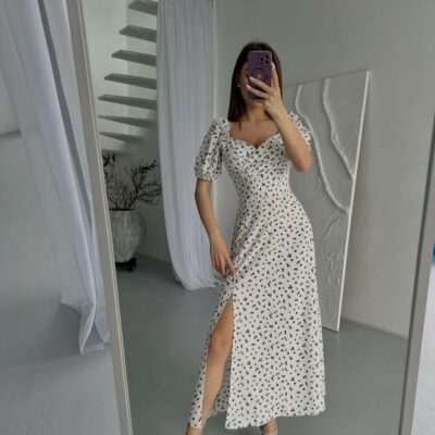Женское Длинное Летнее Белое Платье в Черный Цветочек с Фигурным Вырезом Декольте