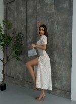 Женское Длинное Летнее Белое Платье в Розовый Цветочек с Фигурным Вырезом Декольте
