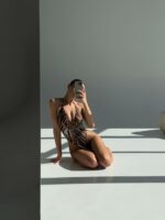 Женский Сдельный Купальник в Тигровый Принт на Завязках с Глубоким Вырезом