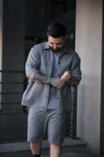 Мужской Летний Серый Костюм Свободного Кроя в Полоску (Рубашка + Шорты)