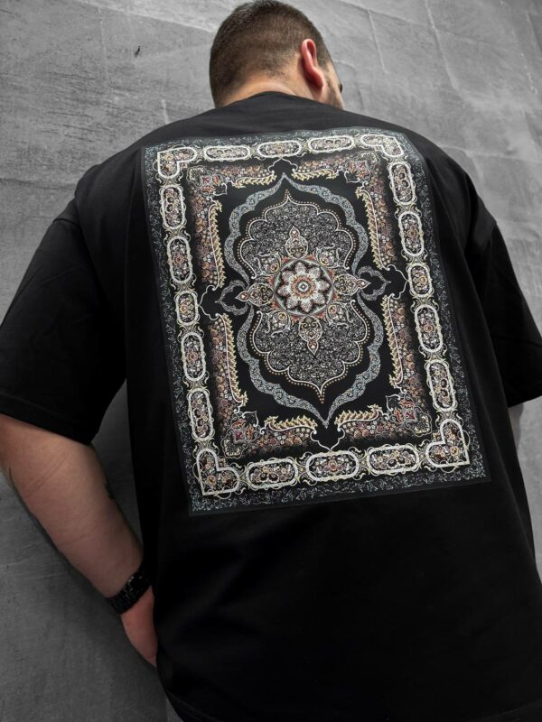 Мужская Черная Футболка Carpet Свободного Кроя с Принтом Ковер на Спине