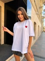 Женская Белая Футболка Свободного Кроя с Сердечком и Булавкой