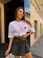 Женская Белая Футболка Свободного Кроя с Сердечком и Булавкой