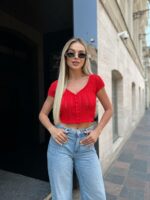 Женская Вязаная Ажурная Красная Футболка - Укороченная на Пуговицах с V-образным Вырезом