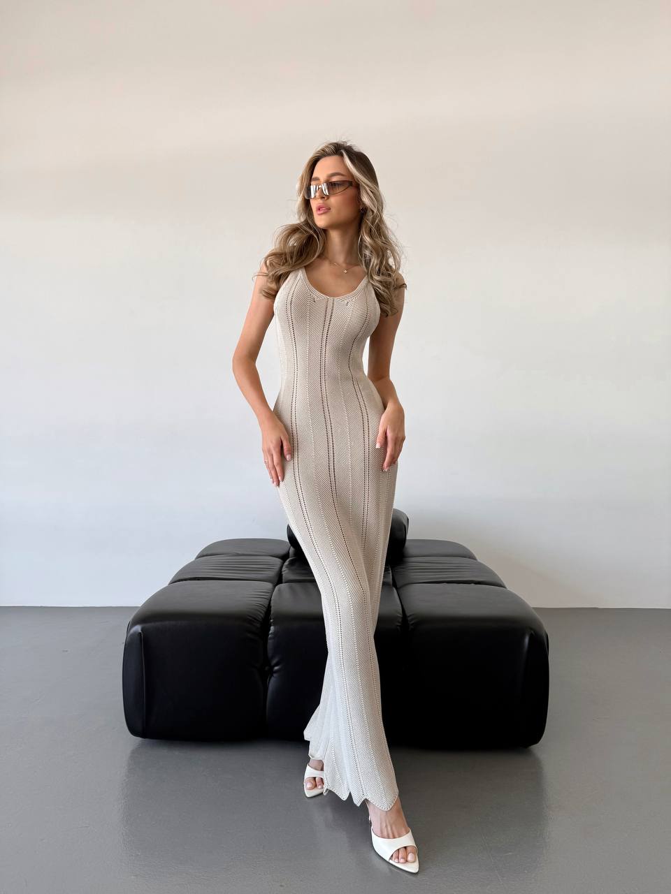 photo_2025-06-16_09-00-15 Женское Длинное Облегающее Вязаное Бежевое Платье Макси с Открытой Спиной