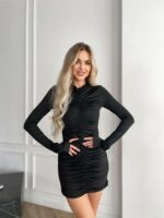 Женское Облегающее Черное Платье Мини с Драпировкой и Акцентными Объемными Цветами на Рукавах