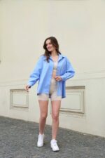 Женская Базовая Голубая Рубашка Свободного Кроя с Вырезом на Спине
