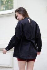 Женская Базовая Черная Рубашка Свободного Кроя с Вырезом на Спине