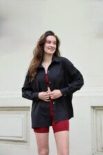 Женская Базовая Черная Рубашка Свободного Кроя с Вырезом на Спине