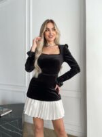 Женское Бархатное Черное Платье с Белым Подъюбником Плиссе и Квадратным Вырезом Декольте
