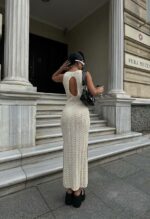 Женское Длинное Вязаное Бежевое Платье с Ажурным Узором и Глубоким V-вырезом