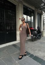 Женское Длинное Вязаное Коричнеое Платье с Ажурным Узором и Глубоким V-вырезом