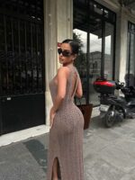 Женское Длинное Вязаное Коричнеое Платье с Ажурным Узором и Глубоким V-вырезом