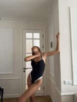 Женский Сдельный Черный Купальник с Белой Окантовкой и Вырезом на Груди