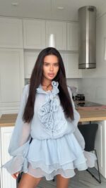 Женское Воздушное Объемное Голубое Платье Мини с Рюшами и Цветами