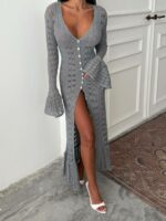Женское Длинное Ажурное Серое Платье на Пуговицах с Глубоким Вырезом и Рукавами Клеш