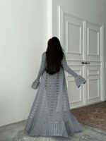 Женское Длинное Ажурное Серое Платье на Пуговицах с Глубоким Вырезом и Рукавами Клеш