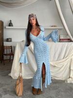 Женское Длинное Ажурное Голубое Платье на Пуговицах с Глубоким Вырезом и Рукавами Клеш