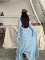 Женское Длинное Ажурное Голубое Платье на Пуговицах с Глубоким Вырезом и Рукавами Клеш