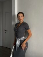 Женское Графитовое Платье Миди в Рубчик - Облегающее с Воротником и Короткими Рукавами