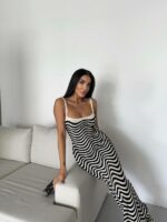 Женское Длинное Летнее Молочное Платье на Тонких Бретелях - Вязаное с Волнистым Узором и Шнуровкой на Спине