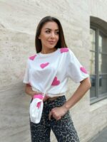 Женская Черная Футболка Оверсайз с Розовыми Сердцами