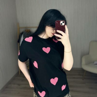 Женская Черная Футболка Оверсайз с Розовыми Сердцами