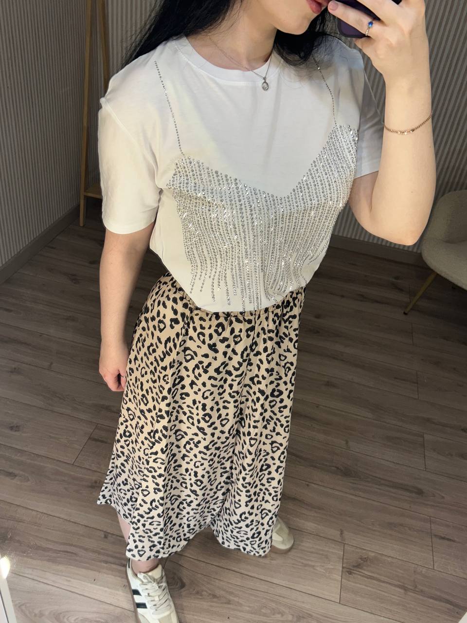 photo_2025-07-22_09-38-01 Женская Белая Футболка Свободного Кроя со Стразами Имитирующие Топ