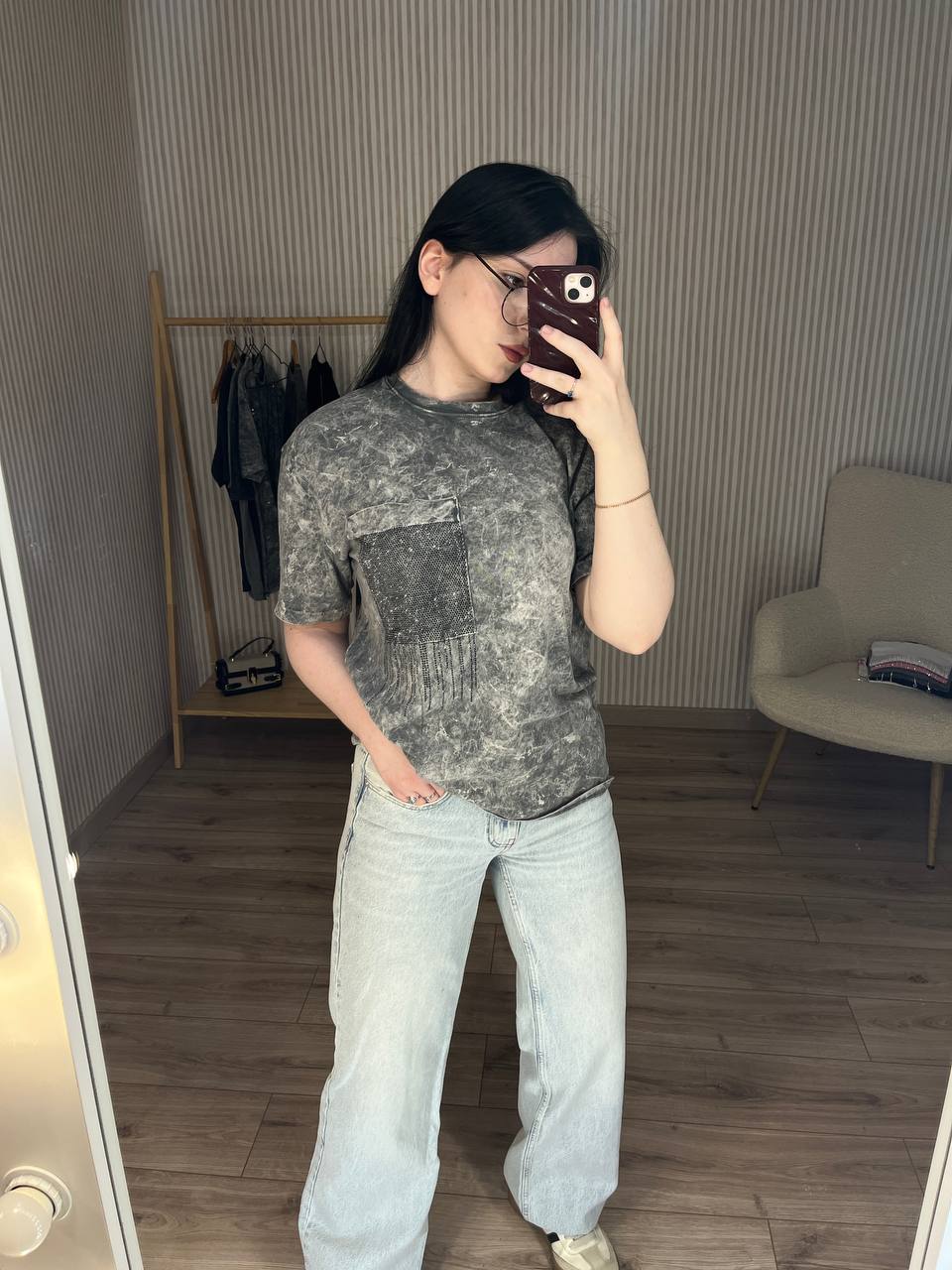 photo_2025-07-22_10-34-05 Женская Свободная Серая Футболка Варенка Тай Дай со Стразами на Кармане